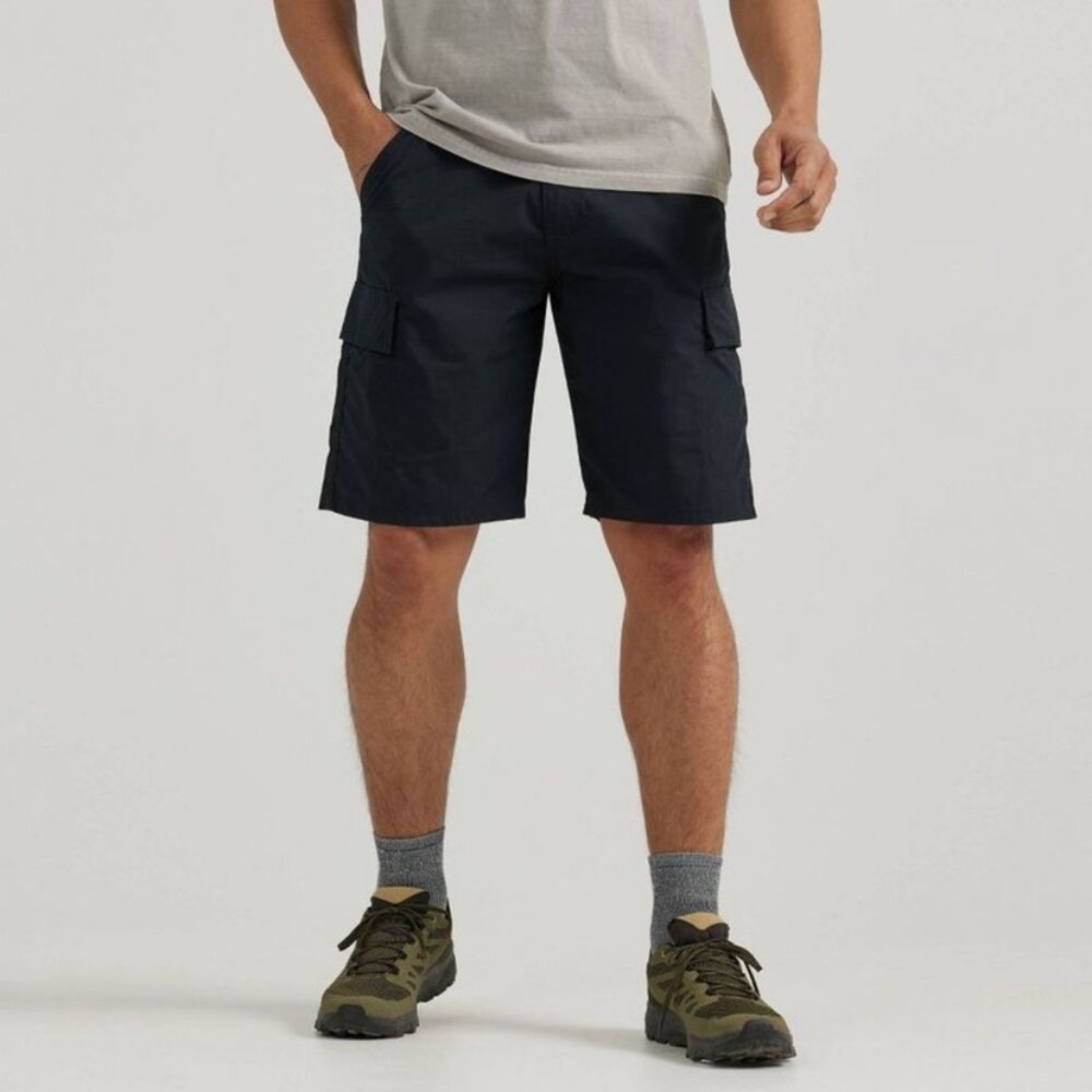 ATG Wrangler Men's Sz:46 black/gray Outdoor Flex Cargo Relaxed Fit Short, NWT